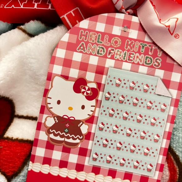 Hello Kitty Christmas plush blanket in twin size - Picture 4 of 4